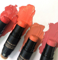 Nudies Blush Bloom Dewy 7 g ─ Sweet Peach Peony